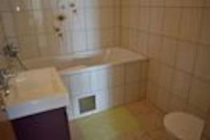 ein Badezimmer mit einer Badewanne, einem WC und einem Waschbecken in der Unterkunft Vila Vinka Tito in Igrane
