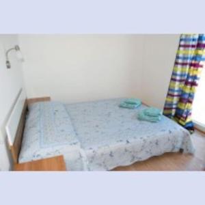 a small bed in a room with a mattressvisor at Vila Vinka Tito in Igrane