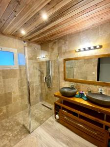 Ένα μπάνιο στο La kaz 57 - Maison avec SPA privatif +23 φωτογραφίες
