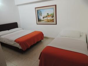 Giường trong phòng chung tại Hotel Real