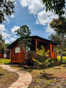 a wooden cabin with a pathway in front of it at Terra Booma in Alto Paraíso de Goiás