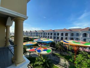 un balcone con ombrelloni colorati di fronte a un edificio di Elpis Hotel Phu Quoc a Phu Quoc