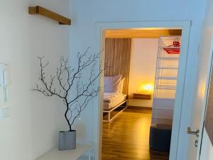 A bed or beds in a room at Dorf(er)leben Ferienwohnung im Kleinwalsertal