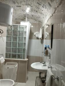 uma casa de banho com um lavatório e um WC em Il basso di Gilda em Nápoles