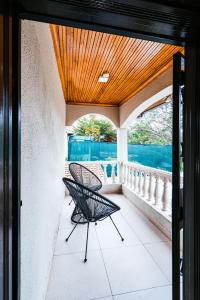 una sedia su una veranda con soffitto in legno di Cozy Stead a Nairobi