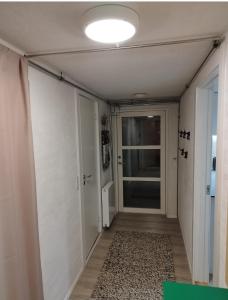 um quarto com um corredor com uma porta e um tapete em Louisiana Rent em Espergærde