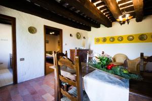 uma sala de estar com uma mesa de jantar e uma sala de estar em ABBAZIA DI VALLINGEGNO em Gubbio