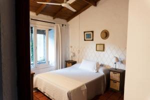 a bedroom with a bed and a window at Cabañas Los 5 Sauces in Santa Clara del Mar