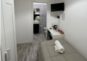 a small room with a bed and a bathroom at La Maison in Acquaviva delle Fonti