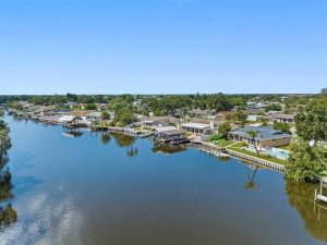 una vista aérea de un río con casas y condominios en Stunning Waterfront Canal Home Heated Pool/Hot tub Amazing Views, en Tampa