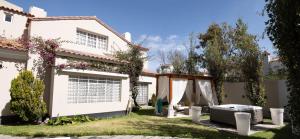 Cette maison blanche dispose d'une cour avec une baignoire. dans l'établissement Hotel Hanan Deluxe, à Arequipa