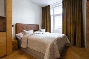 Postel nebo postele na pokoji v ubytování Sophisticated Apartment in Vinohrady by Prague Days