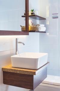 bagno con lavandino bianco e specchio di Hotel Hanan Deluxe ad Arequipa