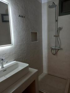Ένα μπάνιο στο Villa Pefnos +33 φωτογραφίες