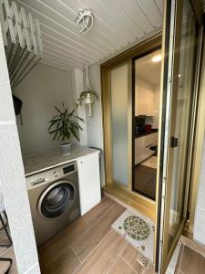 a laundry room with a washing machine in a room at A estrenar amplio con piscina y parking in Getxo