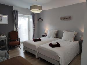 um quarto com uma cama com duas toalhas em A la Ferme de Saint Germain em Saint-Germain-le-Gaillard