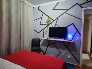 バルセロナにあるHabitación Eleganteのベッドルーム1室(ベッド1台、デスク、コンピュータ付)