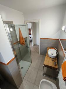 een badkamer met een douche, een wastafel en een toilet bij ,,,a casa di Martina in Mestre