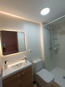 W łazience znajduje się toaleta, umywalka i lustro. w obiekcie Placeta Boutique w mieście Rute
