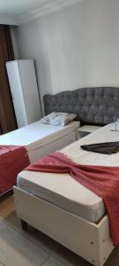 2 Betten nebeneinander in einem Zimmer in der Unterkunft Midtown Hotel Apartments 301 (2+1) in Istanbul