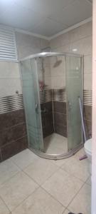 y baño con ducha y puerta de cristal. en Midtown Hotel Apartments 301 (2+1), en Estambul
