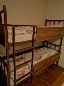 2 Etagenbetten in einem Zimmer in der Unterkunft Apartman Maki in Pale