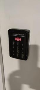 un cierre de una señal de control de acceso en un refrigerador en Midtown Hotel Apartments 301 (2+1), en Estambul