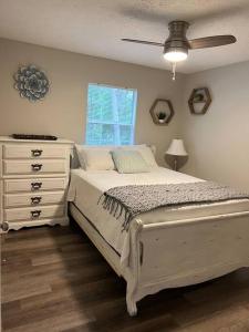 een slaapkamer met een bed, een dressoir en een raam bij Location! Game-room huge backyard and close to everything! in Savannah