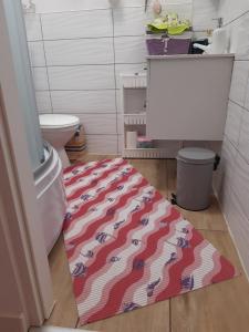 dywan na podłodze w łazience z toaletą w obiekcie Mieszkanie na mazurach 2 w mieście Kętrzyn