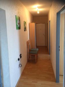 un pasillo con una silla y una puerta en 3-Zimmer Ferienwohnung nähe Darmstadt en Roßdorf
