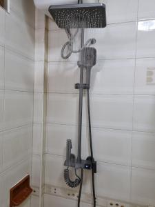 um chuveiro na casa de banho com uma cabeça de chuveiro em khampiane hotel em Ban Nongdouang