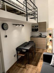 un soggiorno con un tavolo e una cucina di Buatta house a Catania