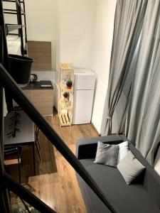 vista su un soggiorno con divano e cucina di Buatta house a Catania Altre 5 foto