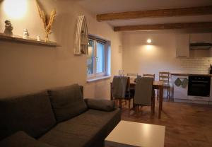 a living room with a couch and a table at Michówka in Nickelswalde