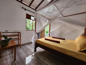 迪克韦勒King CoCo House的带床和蚊帐的卧室