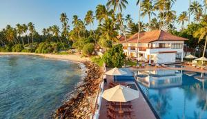 una vista aerea di un resort con piscina e spiaggia di King CoCo House a Dikwella