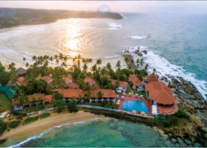 een luchtzicht op een resort op het strand bij King CoCo House in Dikwella