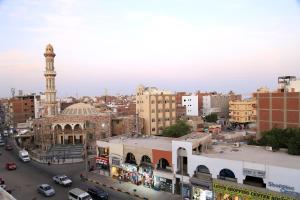 widok na miasto z wieżą zegarową w obiekcie Lamera Hotel w mieście Hurghada
