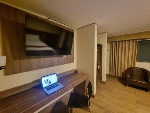 una camera d'albergo con un computer portatile su una scrivania di Hotel Rey a Huancayo