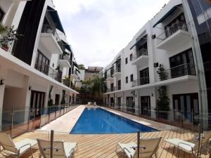una piscina en medio de dos edificios en Luxury One Bedroom Apartment in the Old City en Cartagena de Indias