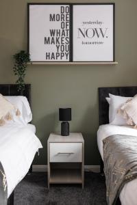 ミドルズブラにあるCity Centre Studio 3 with Kitchenette, Free Wifi and Smart TV with Netflix by Yoko Propertyのベッドルーム1室(ベッド2台、ランプ付きのナイトスタンド付) +3枚の写真