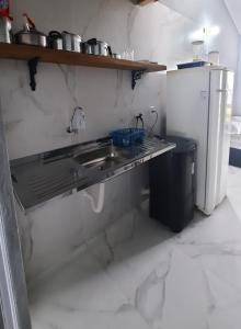 cocina con fregadero y nevera en CK - APTO TIPO LOFT Individual ar, wifi, vaga, cozinha-, en Itapema