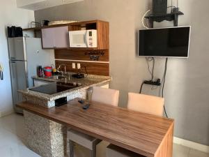 cocina con encimera con fregadero y nevera en Duplex NYC Berrini 1 dormitório - ao lado do WTC, en São Paulo