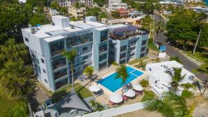 Bazén v ubytování Skylight Suites Hotel nebo v jeho okolí