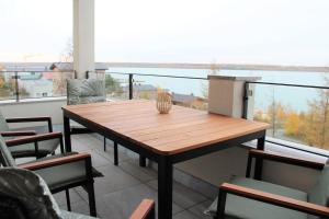 un tavolo in legno su un balcone con vista di Casa Ida am Hainer See a Neukieritzsch