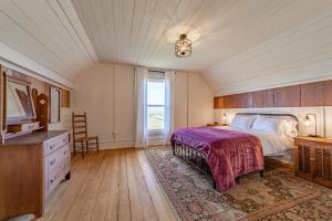 1 dormitorio con 1 cama, TV y ventana en 1858 Homestead, en Ferndale