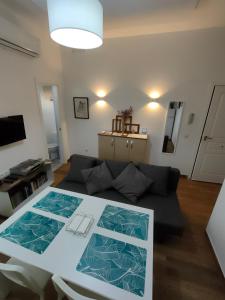 a living room with a couch and a table at Apartamento Lauria centro in Ronda