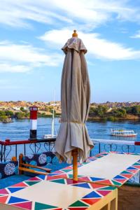 parasol siedzący na stole na łodzi w obiekcie Onaty Ka Guest House w mieście Aswan