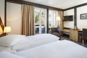 Llit o llits en una habitació de Derby Swiss Quality Hotel