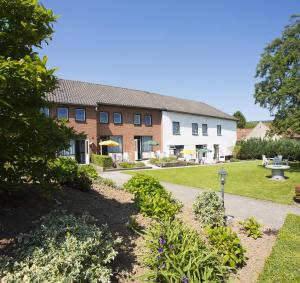 a house with a garden in front of it at Vakantie oord Zonnehoeve in Valkenburg